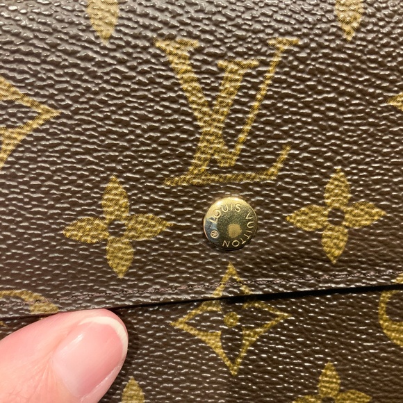 Louis Vuitton Monogram Medium Sized Elise Trifold Wallet - Picture 13 of 16